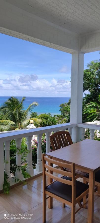 Seychelles Yellow Petals Apartment *